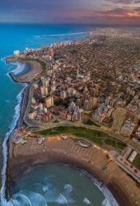 - une vue aérienne sur la ville et l'océan dans l'établissement MDQ viva!, à Mar del Plata