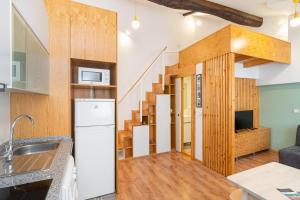 cocina y sala de estar con escalera de caracol en Antero Quental Residence, en Oporto