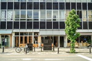 a bike parked in front of a building at 商店街で暮らすように泊まる-アラシマホステル- in Ōno