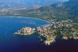 une vue aérienne sur une petite île dans l'eau dans l'établissement T2 Loft entre mer et montagne, à Calenzana