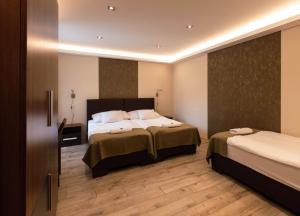 una habitación de hotel con 2 camas en una habitación en Vén Diófa De Lux Panzió en Szeged