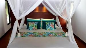 Кровать или кровати в номере Duke's Bingin Villas