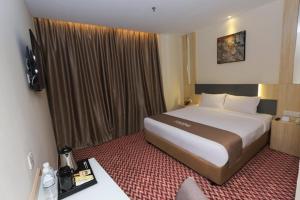 Postel nebo postele na pokoji v ubytování Metro Hotel Bukit Bintang
