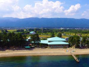 - une vue aérienne sur une plage avec un bâtiment dans l'établissement Grand Park Hotel Okubiwako Makino, à Takashima