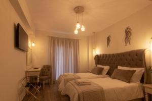 ein Hotelzimmer mit zwei Betten und einem Fenster in der Unterkunft Byzantio in Parga