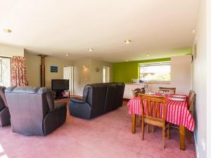 una sala de estar con una mesa y sillas en Mill House - Wanaka Holiday Home, en Wanaka