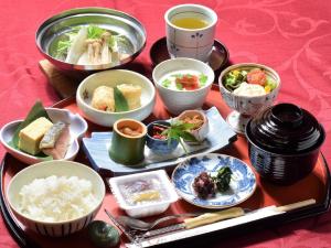 una bandeja con varios platos de comida en una mesa en Grand Park Hotel Okubiwako Makino, en Takashima