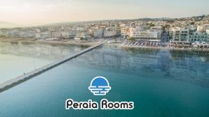 een uitzicht op de stad vanaf het water met het logo van de Peoria Kamers bij Peraia Rooms in Perea