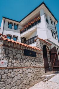 um edifício com uma parede de pedra em frente em Villa Amfora em Ohrid