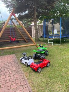 dos coches de juguete y un coche de juguete en un patio de recreo en Magdalena, en Karwia