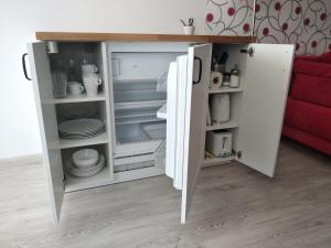 A kitchen or kitchenette at Aranymandula apartmanok