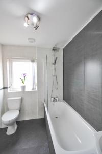 Koupelna v ubytování Anjore House - Modern Serviced Apartment in Belfast