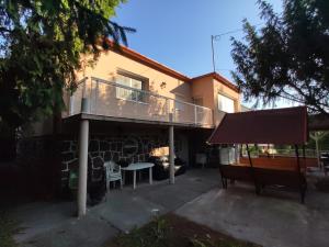 Cette maison dispose d'un balcon avec une table et un banc. dans l'établissement Star apartman, à Balatonalmádi