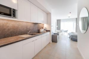 Kuchyňa alebo kuchynka v ubytovaní Aquamarina Prima Studio with Sea View by Noclegi Renters