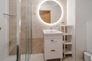 Kúpeľňa v ubytovaní Aquamarina Prima Studio with Sea View by Noclegi Renters