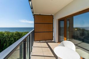 Balkón alebo terasa v ubytovaní Aquamarina Prima Studio with Sea View by Noclegi Renters