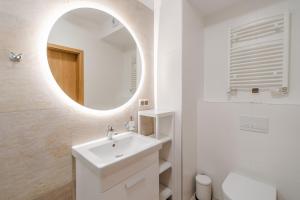 Kúpeľňa v ubytovaní Aquamarina Prima Studio with Sea View by Noclegi Renters