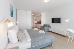 Televízia a/alebo spoločenská miestnosť v ubytovaní Aquamarina Prima Studio with Sea View by Noclegi Renters