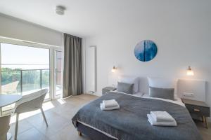 Posteľ alebo postele v izbe v ubytovaní Aquamarina Prima Studio with Sea View by Noclegi Renters