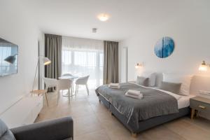 Posteľ alebo postele v izbe v ubytovaní Aquamarina Prima Studio with Sea View by Noclegi Renters