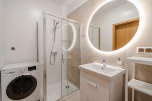 Kúpeľňa v ubytovaní Aquamarina Prima Studio with Sea View by Noclegi Renters