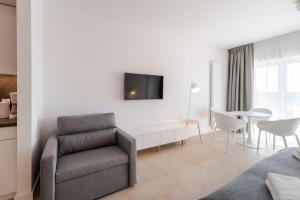 Posedenie v ubytovaní Aquamarina Prima Studio with Sea View by Noclegi Renters