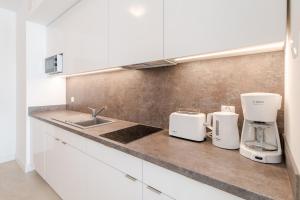 Kuchyňa alebo kuchynka v ubytovaní Aquamarina Prima Studio with Sea View by Noclegi Renters