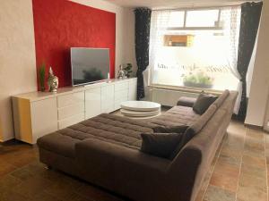 - un salon avec un canapé et une fenêtre dans l'établissement Müritz Apartments in Waren Müritz, à Waren