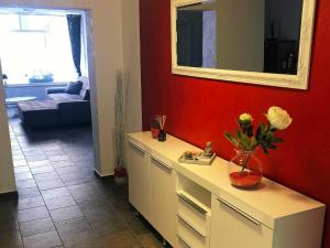 ein Badezimmer mit einer weißen Kommode und einem Spiegel in der Unterkunft Müritz Apartments in Waren Müritz in Waren (Müritz)