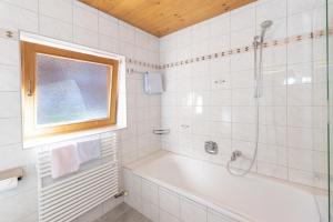 Ένα μπάνιο στο Pension Edelweiss +41 φωτογραφίες