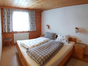 ザンクト・ガレンキルヒにあるAlpenchalet Garfreschaの木製の部屋にベッド1台が備わるベッドルーム1室があります。