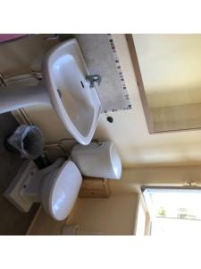 ein Badezimmer mit Toilette und Waschbecken in der Unterkunft Gite Renardière in Mons