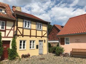 ein Haus in der Mitte von zwei anderen Häusern in der Unterkunft Ferienhaus am Marienkloster in Quedlinburg