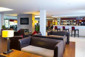 Loungen eller baren på Holiday Inn Express Northampton - South, an IHG Hotel