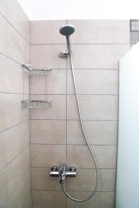 łazienka z prysznicem z głowicą prysznicową w obiekcie The Kitehouse Apartments w mieście Eleonas