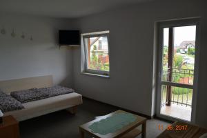 レバルにあるAga Pokoje Gościnne - Tylko dla dorosłychのベッド2台と窓が備わる客室です。