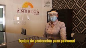 洛斯莫奇斯的住宿－阿美里加帕拉西奧酒店，办公室里戴面具的女人