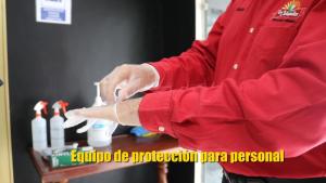 un hombre está poniendo una venda en su brazo en Hotel America Palacio, en Los Mochis