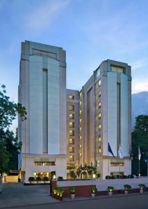 um hotel com dois edifícios altos numa cidade em Fortune Park Ahmedabad em Ahmedabad