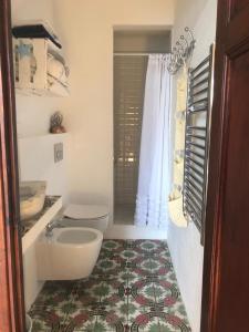 een badkamer met een wastafel en een toilet bij Le Stanze sul Mare in Portoferraio