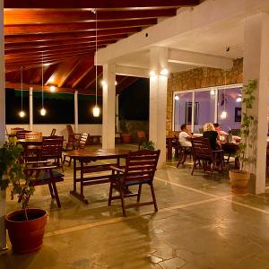 - un restaurant avec des tables, des chaises et des tables dans l'établissement Villa Veli Nova, à Zavala