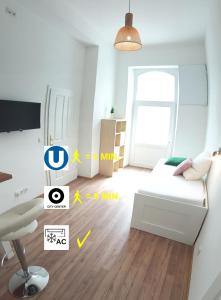ein weißes Zimmer mit einem Bett und einer Tür in der Unterkunft Sobieski Town Apartments in Wien