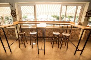 a kitchen with a bar with stools and a window at Limonata Hotel Assos in Behramkale