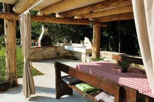a wooden pergola with a table and a sink at Apartment Modrusani 1561 in Žminj