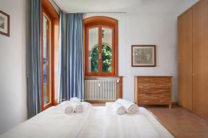 布倫佐內的住宿－Villa Francesca-Grande appartamento in riva al lago，一间卧室配有一张床,上面有两条毛巾
