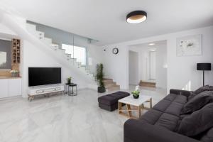 Televízia a/alebo spoločenská miestnosť v ubytovaní Villa Le Soleil