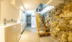 eine Treppe in einem Raum mit einer Steinwand in der Unterkunft Retro Hostel in Cluj-Napoca