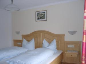 ヒパッハにあるKammerlandhofの- 白い枕付きのベッド2台(1室)