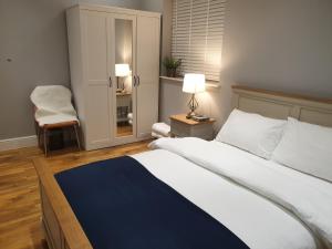 - une chambre avec un lit, une chaise et des lampes dans l'établissement Arsenal Highbury & Islington Beautifully Presented, à Londres