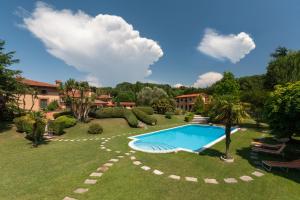 uma imagem de um quintal com uma piscina em Relais Villaggio Azzurro em Mostacciano